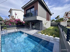 Çeşme Yalıda Plaja 150 Metre Satılık 3+1 Havuzlu Müstakil Villa