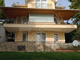BOLU MERKEZ DUMANTEPE SİTESİNDE SATILIK VİLLA.