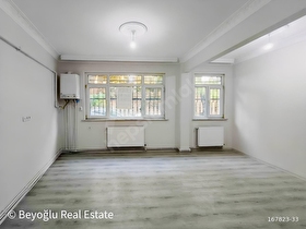 Beyoğlu Aynalıkavakta, Yenilenmiş Geniş 1+1 Satılık Daire