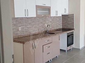 ASSOSTAN MERKEZİ KONUM DA FIRSAT GENİŞ 2+1 DAİRE