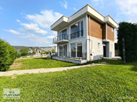 SAPANCA ÜNLÜCEDE MÜSTAKİL BAHÇELİ GÖL MANZARALI 4+1 LUKS VİLLA