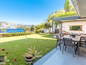 Gündoğan Denize Sıfır Sitede Özel Plajlı Bahçe Katı Daire