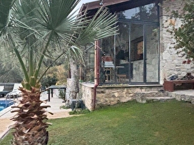 Kuşadası Kirazlı Mahallesi 1 Dönüm Arazi İçinde Satılık 4+1 Havuzlu Müstakil Taş Ev