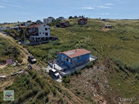 GÜNEYLİ EMLAKTAN SATILIK 200 M2 ARSA İÇİNDE DENİZE YAKIN YAZLIK