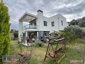 GÜMÜŞLÜK’TE  SATILIK VILLA