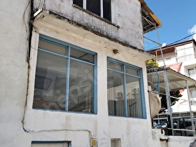 URLANIN GÖZDESİ BADEMLER KÖY MERKEZİNDE MÜSTAKİL OTANTİK BİNA