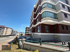YUNUS EVLER ÇINAR PROJESİNDE MODERN MİMARİLİ SALON MUTFAK AYRI EBEVEYN BANYOLU 1+1