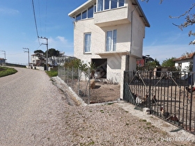 SÖĞÜTPINAR ARAÇ TAKASLI CADDE ÜZERİ 300 METRE ARSA VE 2.5 KATLI EV