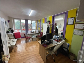 KADIKÖY MERKEZDE CADDE CEPHELİ BÜRO.TABELA DEĞERİ OLDUKCA YÜKSEK.YAYA KALABALIĞI YOĞUN LOKASYONDA
