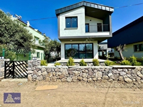 AVCIDAN TAM MÜSTAKİL 3+1 2 KATLI ÜÇGEN ÇATILI VİLLA