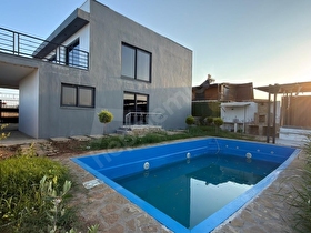Bayram Hacılı da Havuzlu Göl Manzaralı Villa