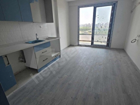 PARLADAN DENİZE YÜRÜME MESAFESİNDE HAVUZLU 1+1 SATILIK DAİRE