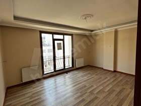 ANADOLU MAHALLESİ MERKEZİ KONUMDA SATILIK 1.KAT 8 YILLIK DAİRE