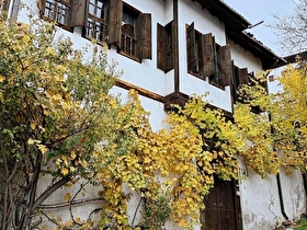 TARİHİ ÇARŞININ TAM MERKEZİNDE , BAHÇELİ , ANA CADDE ÜZERİNDE