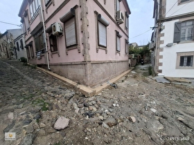 Burçin Emlaktan satılık 1 kat bahçeli daire