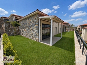 MUMCULARDDA LÜKS SİTE İÇİNDE GENİŞ BAHÇELİ SATILIK MODERN VİLLA