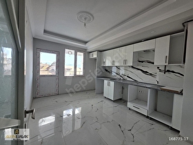 ŞEHRİN MERKEZİNDE BENGİLER CADDESİNDE SIFIR SATILIK 2+1 DİRELER