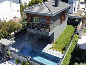 Çeşmede plaja 150 m tek müstakil havuzlu villa SALİH DERLİ