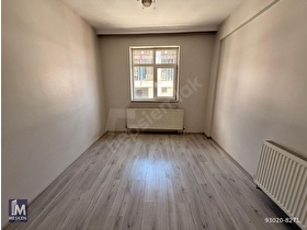 CEDİT MAH. ÖĞRETMEN EVİ YANI 2+1 BAKIMLI SATILIK FIRSAT DAİRE.