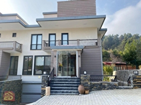 DAĞCI EMLAK BULDAN DOĞAYLA İÇ İÇE 9+2 SATILIK TRİPLEKS VİLLA
