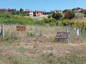 TERMAL AKKÖY ETRAFI ÇEVRİLİ 515 m2 SATILIK KÖŞE PARSEL ARSA - KARATAŞ EMLAK