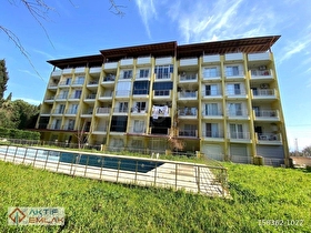 ꧁AKTİFTEN ÖRENDE DENİZE 200 METRE ARA KAT GENİŞ BALKONLU HAVUZLU SİTEDE SATILIK 1+1 DAİRE