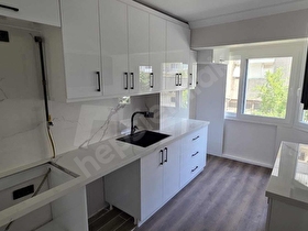 BORNOVA ZAFER CADDESİNDE TAMAMI SIFIR TADİLATLI 3+1 FIRSAT DAİRE