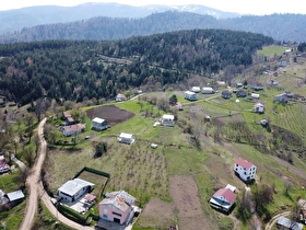 HENDEK DİKMEN YAYLASINDA 1.155 m2 ARSA İÇİNDE MÜSTAKİL EV