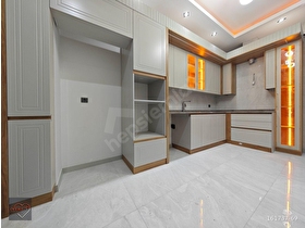 İYİKİDEN ŞEMİKLERDE 3+1CEPHESİ AÇIK OTOPARKLI PANJURLU.EBEVYN BANY.DAİRE..