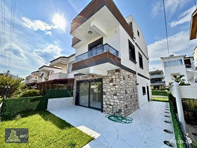AVCIDAN GÜRE DENİZE 30 MT VE DENİZE İKİNCİ SIRA SIFIR 4+1 VİLLA