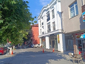 MERKEZDE CADDE ÜZERİNDE ARAKAT SIFIR DAİRE