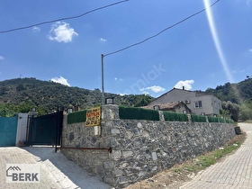 BERK EMLAKTAN BÜYÜKKALEDE DOĞA VE KALE MANZARALI SATILIK ARSA
