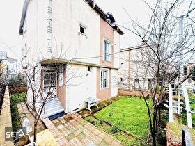 BAHÇELİ MERKEZİ KONUMDA ALT YAPILI BAHÇELİ DAİRE KOMBİ PETEKLİ