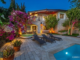 Patarada 1000m2 bahce içinde Taş Villa