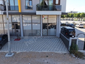 ALTINOVA BULVARINDA CADDE ÜZERİ YÜKSEK TAVANLI DÜKKAN