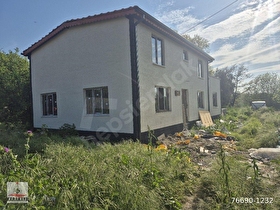 İZNİKİN ÇİÇEKLİ KÖYÜNDE ANAYOLA YAKIN HESAPLI MÜSTAKİL İKİ KATLI BİNA SATILIK.