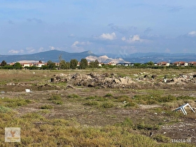 TATİL KÖYÜNDE TEK TAPU 398 m2, ÖNÜ YEŞİL ALAN İMARLI ARSA
