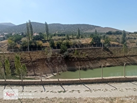 NİĞDE MERKEZ DEĞİRMENLİ BELEDİYESİNDE 3200 M2 MAHALLE İÇİNDE ETRAFI ÇEVRİLİ BARAJ KARŞISINDA MANZARA