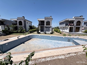 TAŞINMAYA HAZIR! SAHİLE YAKIN, HAVUZLU SİTEDE EŞYALI 3+1 VİLLA