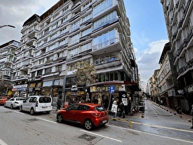 REELDEN ÇİFTLİK CADDESİNE CEPHE ARA KAT KATTA TEK ÇOK GENİŞ 3+1
