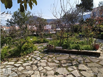 yenifoca sezonluk kiralik plaja 100 metre esyali 2 1 bahceli ev 95842 65 hepsiemlak