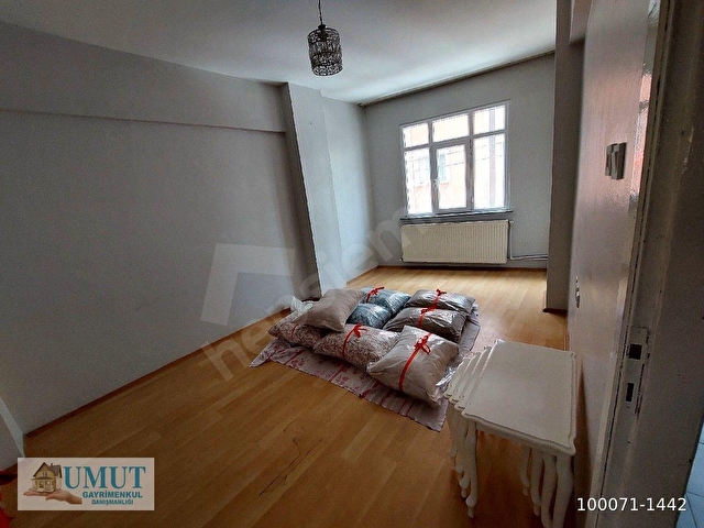 GAZİOSMANPAŞA KÜÇÜKKÖY YENİ MAH ACİL SATILIK DAİRE BİRİNCİ KAT BALKONLU TOPRAK TAPULU 2+1 90 M2