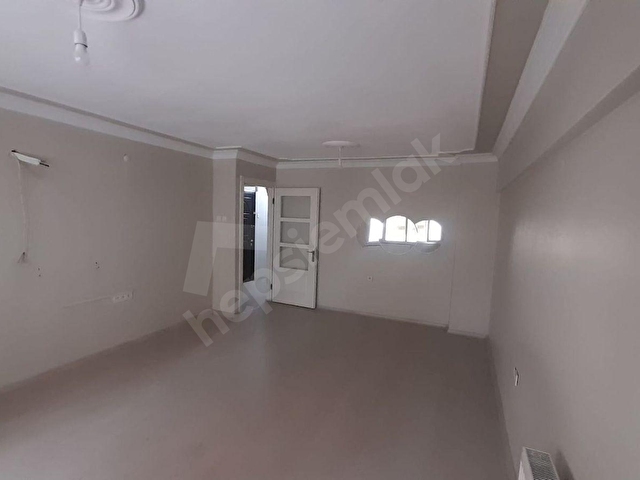 Karşıyaka Alaybey Çarşı’da, Merkezi Konumda Kiralık 3+1 Temiz Daire
