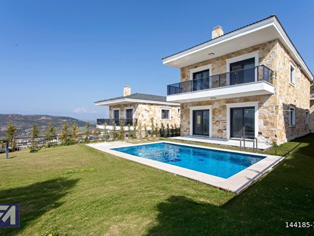 Foçaköy de kiralık havuzlu taş villa