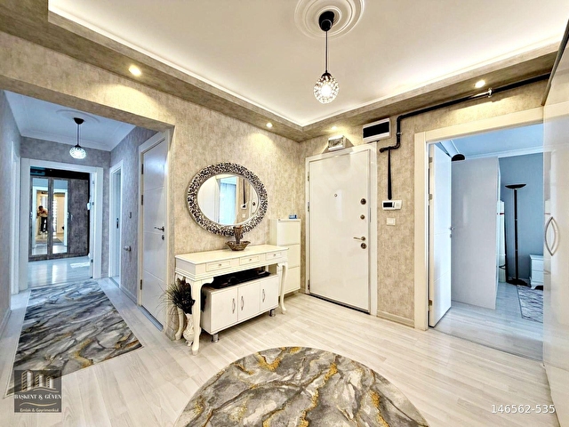 CADDE ÜZERİ SİTE İÇERİSİNDE CAM TERAS BALKONLU ÖN CEPHE 3+1