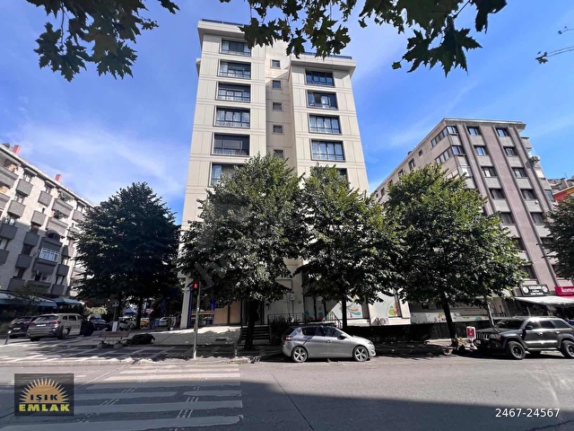 KADIKÖY KOZYATAĞI MAH. E-5 VE METROYA YAKIN ADALAR MANZARALI 4+1