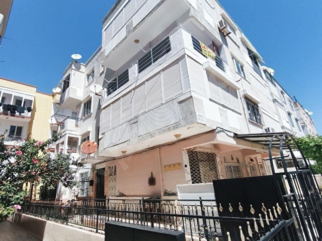 GÜMÜLDÜR DENİZ TARAFINDA SATILIK 2+1 70 M2 ARA KAT DAİRE