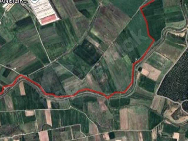 Işıklar mah Balıkesir-Edremit yoluna 2 km mesafede 1889m2 tarla Balıkesire 19 km mesafede