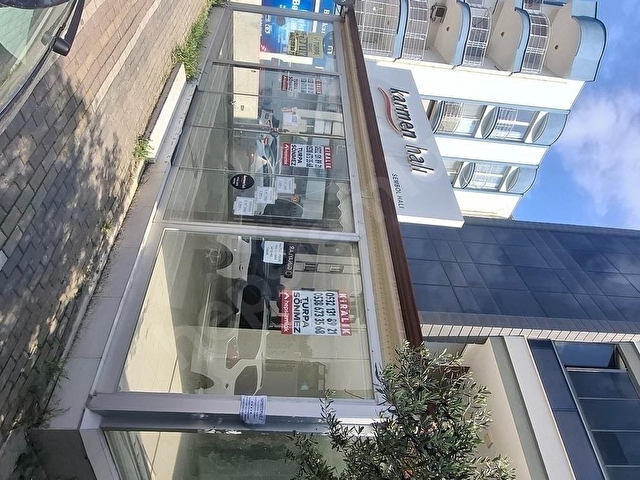 Menderes pazaryeri caddesinde 140 m2 kiralık boş dükkan/işyeri - Görsel 21