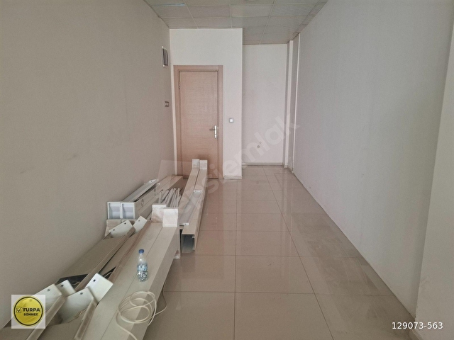 Menderes pazaryeri caddesinde 140 m2 kiralık boş dükkan/işyeri - Görsel 17